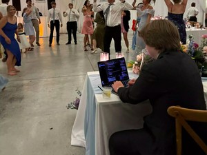 Viral Foto CEO Kerja Buka Laptop Saat Resepsi Nikahnya, Netizen: Ceraikan Dia