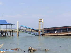 Dermaga Kapal Cepat di Bangka Barat Ambruk