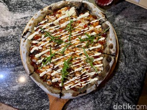 FELLA : Gurihnya BBQ Pizza Buatan Restoran Italia Modern di Bandung