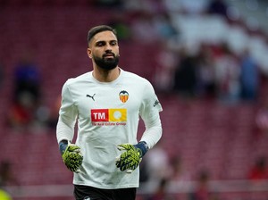 Mamardashvili Siap Bersaing dengan Alisson Musim Depan