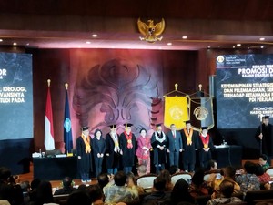 Hasto Kristiyanto Terima Gelar Doktoral dari UI, Megawati Turut Hadir