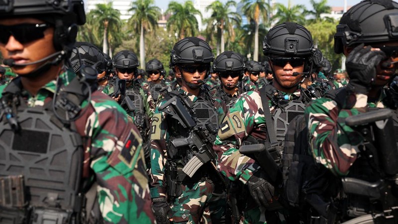 An Indonesian Army personnel reacts as he attends a security preparation before the inauguration of President-elect Prabowo Subianto and Vice President-elect Gibran Rakabuming Raka at the National Monument (Monas) in Jakarta, Indonesia, October 18, 2024. REUTERS/Ajeng Dinar Ulfiana     TPX IMAGES OF THE DAY