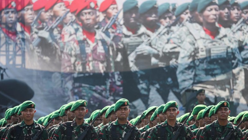 An Indonesian Army personnel reacts as he attends a security preparation before the inauguration of President-elect Prabowo Subianto and Vice President-elect Gibran Rakabuming Raka at the National Monument (Monas) in Jakarta, Indonesia, October 18, 2024. REUTERS/Ajeng Dinar Ulfiana     TPX IMAGES OF THE DAY