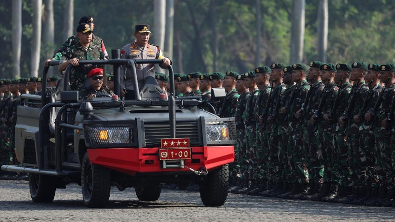 An Indonesian Army personnel reacts as he attends a security preparation before the inauguration of President-elect Prabowo Subianto and Vice President-elect Gibran Rakabuming Raka at the National Monument (Monas) in Jakarta, Indonesia, October 18, 2024. REUTERS/Ajeng Dinar Ulfiana     TPX IMAGES OF THE DAY