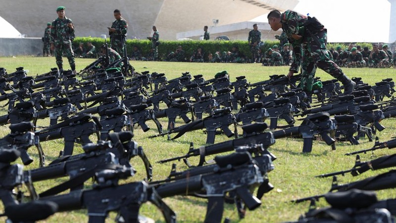 An Indonesian Army personnel reacts as he attends a security preparation before the inauguration of President-elect Prabowo Subianto and Vice President-elect Gibran Rakabuming Raka at the National Monument (Monas) in Jakarta, Indonesia, October 18, 2024. REUTERS/Ajeng Dinar Ulfiana     TPX IMAGES OF THE DAY