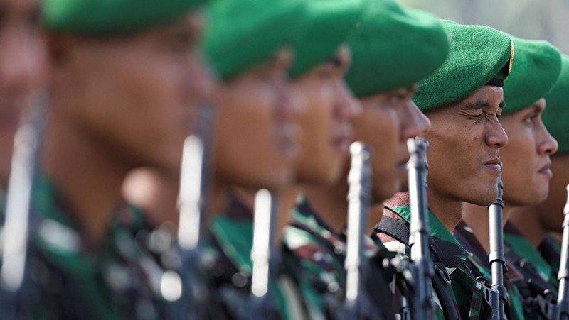 An Indonesian Army personnel reacts as he attends a security preparation before the inauguration of President-elect Prabowo Subianto and Vice President-elect Gibran Rakabuming Raka at the National Monument (Monas) in Jakarta, Indonesia, October 18, 2024. REUTERS/Ajeng Dinar Ulfiana     TPX IMAGES OF THE DAY