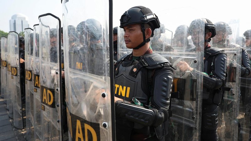 An Indonesian Army personnel reacts as he attends a security preparation before the inauguration of President-elect Prabowo Subianto and Vice President-elect Gibran Rakabuming Raka at the National Monument (Monas) in Jakarta, Indonesia, October 18, 2024. REUTERS/Ajeng Dinar Ulfiana     TPX IMAGES OF THE DAY