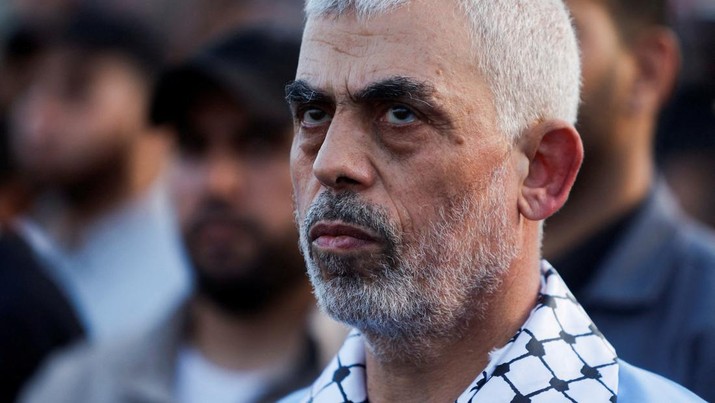 FILE PHOTO: Hamas leader Yahya Sinwar looks on as Palestinian Hamas supporters take part in an anti-Israel rally over tension in Jerusalem's Al-Aqsa mosque, in Gaza City October 1, 2022. REUTERS/Mohammed Salem/File Photo