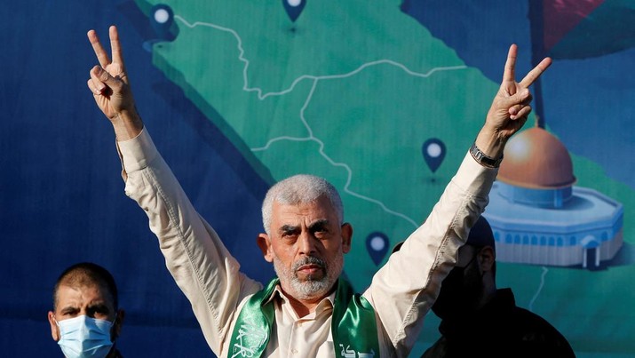 FILE PHOTO: Hamas Gaza chief Yahya Sinwar gestures during an anti-Israel rally in Gaza City, May 24, 2021. REUTERS/Mohammed Salem/File Photo     TPX IMAGES OF THE DAY