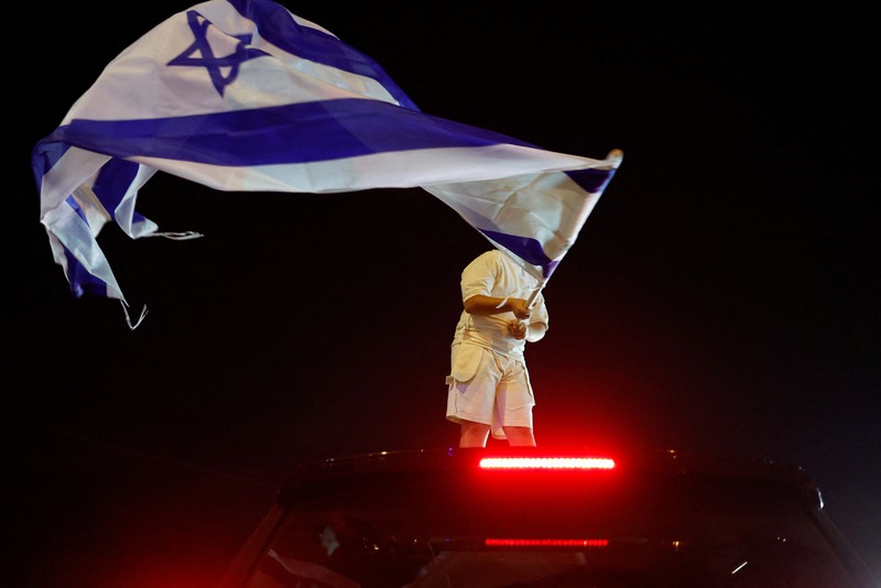 ISRAEL-PALESTINIANS/SINWAR People react after Israeli military said they have killed Hamas leader Yahya Sinwar, in Sderot, Israel, October 17, 2024. REUTERS/Amir Cohen