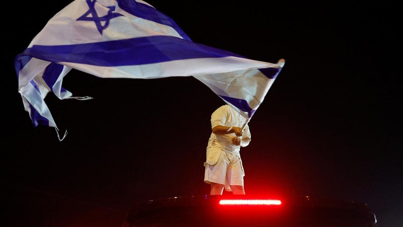 People react after Israeli military said they have killed Hamas leader Yahya Sinwar, in Sderot, Israel, October 17, 2024. REUTERS/Amir Cohen