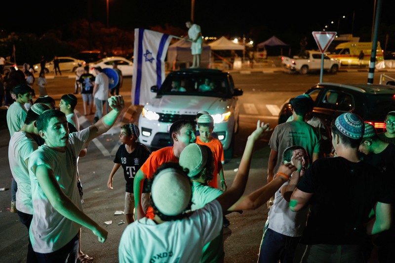 ISRAEL-PALESTINIANS/SINWAR People react after Israeli military said they have killed Hamas leader Yahya Sinwar, in Sderot, Israel, October 17, 2024. REUTERS/Amir Cohen