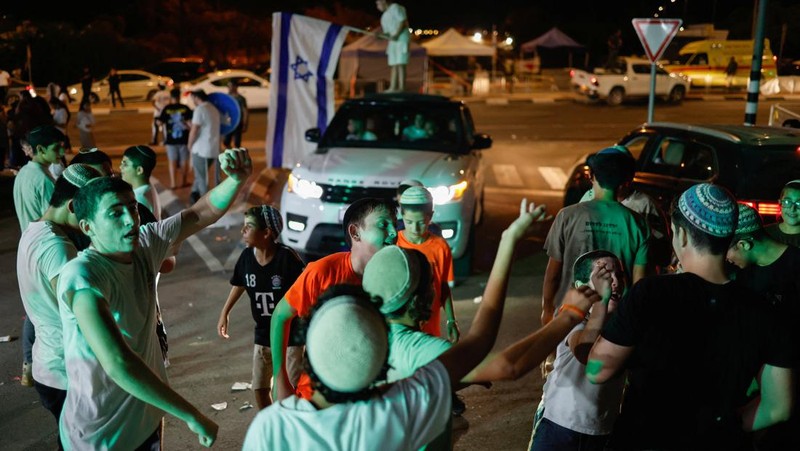 People react after Israeli military said they have killed Hamas leader Yahya Sinwar, in Sderot, Israel, October 17, 2024. REUTERS/Amir Cohen