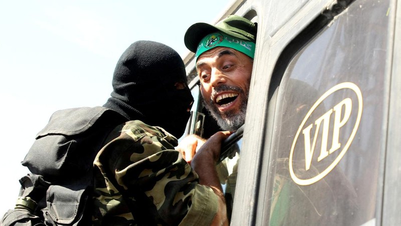 FILE PHOTO: gerakan Hamas Daerah Gaza chief Yahya Sinwar gestures during an anti-Israel rally in Kawasan Gaza City, May 24, 2021. REUTERS/Mohammed Salem/File Photo     TPX IMAGES OF THE DAY