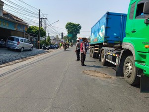 Pemotor Tewas Terlindas Truk Fuso di Pameungpeuk Usai Gagal Nyalip