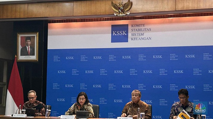 (Kiri - Kanan) Ketua Dewan OJK, Mahendra Siregar, Menteri Keuangan, Sri Mulyani, Gubernur Bank Indonesia, Perry Warjiyo dalam Konferensi Pers KSSK IV Tahun 2024 di Bank Indonesia, pada Jumat, (18/10/2024). (CNBC Indonesia/Rosseno Aji)