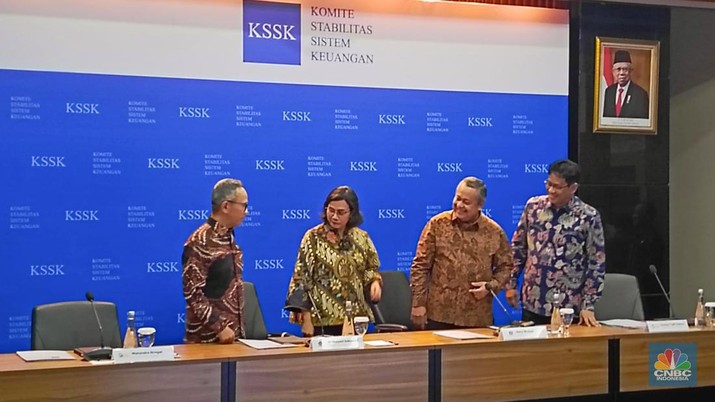 (Kiri - Kanan) Ketua Dewan OJK, Mahendra Siregar, Menteri Keuangan, Sri Mulyani, Gubernur Bank Indonesia, Perry Warjiyo dalam Konferensi Pers KSSK IV Tahun 2024 di Bank Indonesia, pada Jumat, (18/10/2024). (CNBC Indonesia/Rosseno Aji)