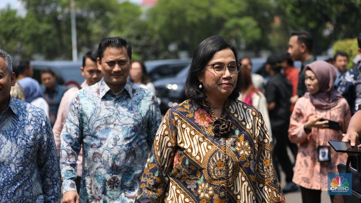 Menteri Keuangan (Menkeu), Sri Mulyani Indrawati saat tiba di Istana Negara, Jakarta, Jumat (18/10/2024). (CNBC Indonesia/Tri Susilo)