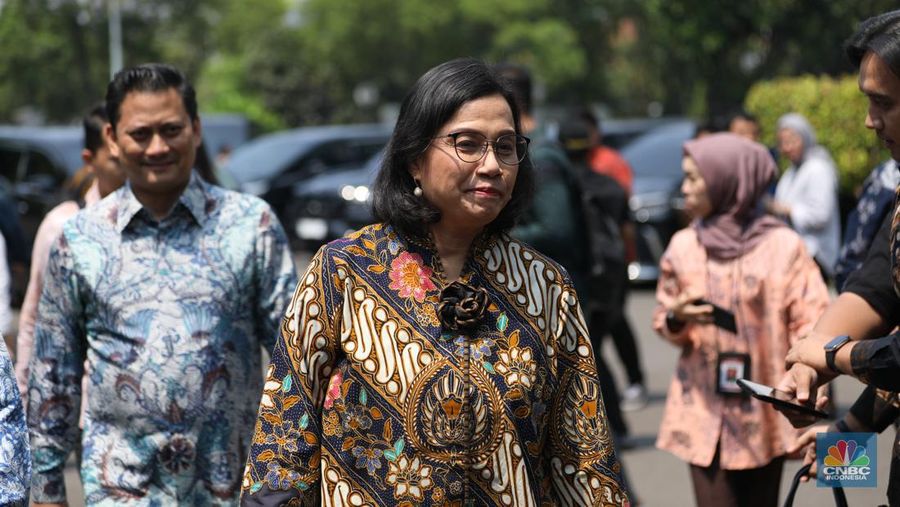 Menteri Keuangan (Menkeu), Sri Mulyani Indrawati saat tiba di Istana Negara, Jakarta, Jumat (18/10/2024). (վ/Tri Susilo)
