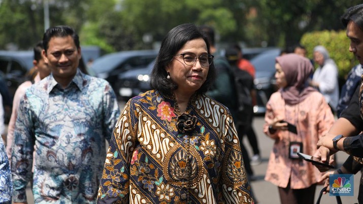 Menteri Keuangan (Menkeu), Sri Mulyani Indrawati saat tiba di Istana Negara, Jakarta, Jumat (18/10/2024). (CNBC Indonesia/Tri Susilo)