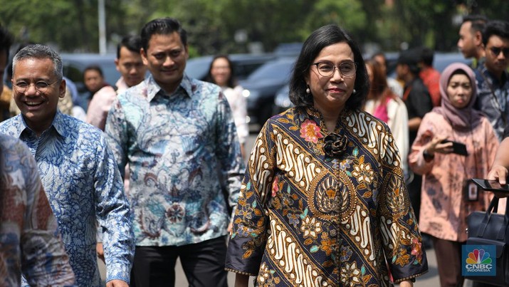 Menteri Keuangan (Menkeu), Sri Mulyani Indrawati saat tiba di Istana Negara, Jakarta, Jumat (18/10/2024). (CNBC Indonesia/Tri Susilo)