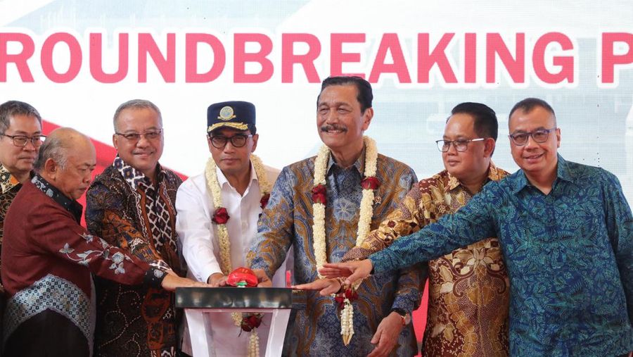 Menteri Koordinator Bidang Kemaritiman dan Investasi (Menko Marves), Luhut Binsar Pandjaitan bersama Menteri Perhubungan, Budi Karya Sumudi meresmikan secara simbolis pengoperasian Bandara Dhoho Kediri, Kabupaten Kediri, Jawa Timur, Kamis (18/10/2024). (dok:Kemenko Marves)
