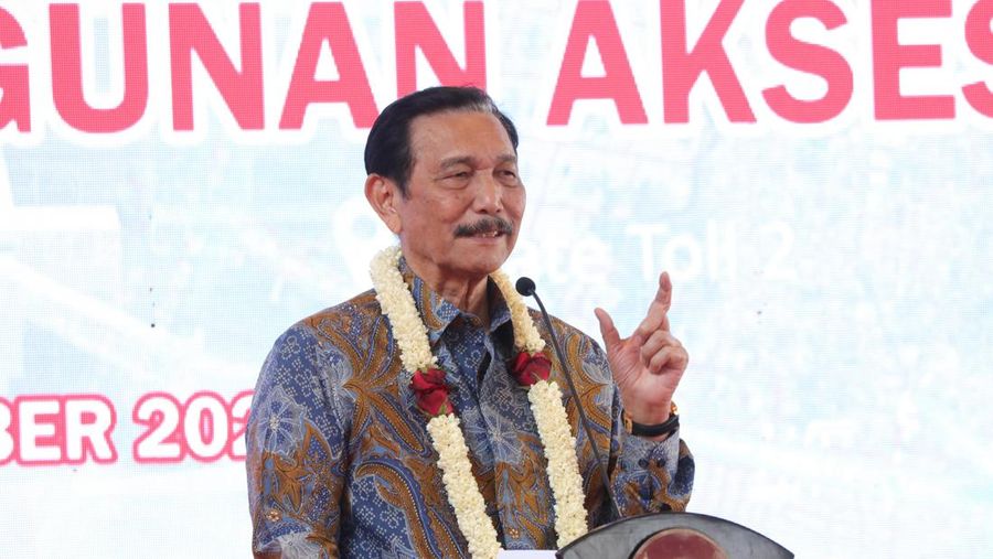 Menteri Koordinator Bidang Kemaritiman dan Investasi (Menko Marves),  Luhut Binsar Pandjaitan bersama Menteri Perhubungan, Budi Karya Sumudi meresmikan secara simbolis pengoperasian Bandara Dhoho Kediri, Kabupaten Kediri, Jawa Timur, Kamis (18/10/2024). (dok:Kemenko Marves)
