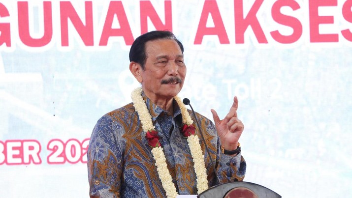 Menteri Koordinator Bidang Kemaritiman dan Investasi (Menko Marves), Luhut Binsar Pandjaitan bersama Menteri Perhubungan, Budi Karya Sumudi meresmikan secara simbolis pengoperasian Bandara Dhoho Kediri, Kabupaten Kediri, Jawa Timur, Kamis (18/10/2024). (dok:Kemenko Marves)