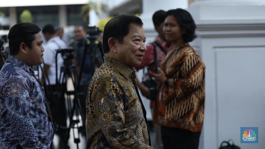 Menteri PPN/Kepala Bappenas, Suharso Monoarfa saat tiba di Istana Negara, Jakarta, (18/10/2024). (CNBC Indonesia/Tri Susilo)