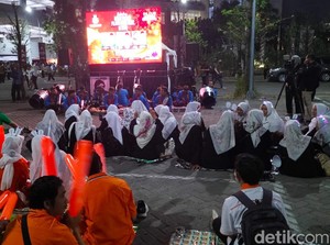 Pendukung Khofifah-Emil Asyik Selawatan Diiringi Musik Patrol