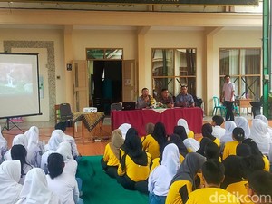 Cegah Kenakalan Remaja, Polisi Ajak Siswa di Kota Blitar Hindari Narkoba
