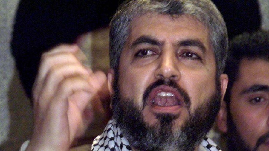 Pimpinan kelompok militan Hamas Islam Palestina, Khaled Mashal, berbicara pada pembukaan Konferensi Pemuda Palestina ketiga di Damaskus pada 27 November 2002. (AP Photo Bassem Tellawi)