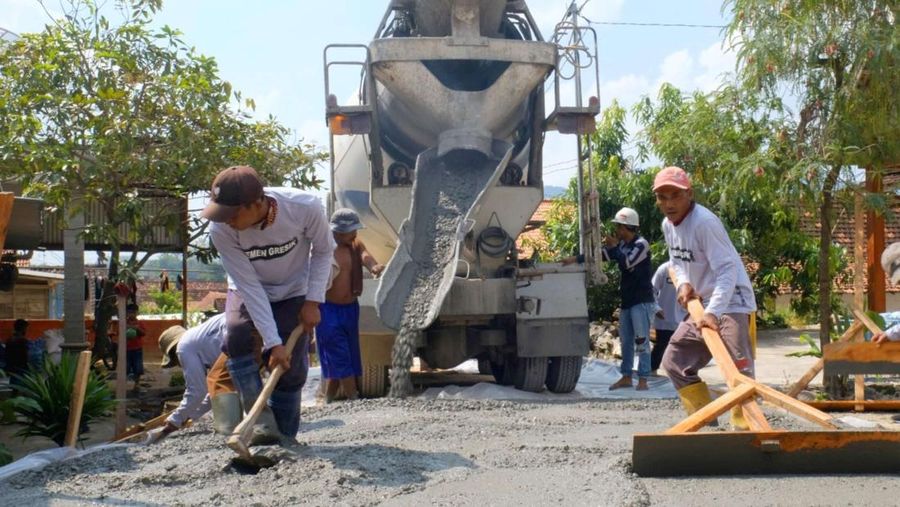 PT Semen Gresik memberikan bantuan pembangunan infrastruktur jalan desa