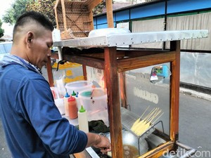Kisah Rudi dan Gerobak Cilor yang Hidupi Keluarga