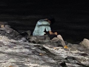 Sejoli Anak Terciduk Satpol PP Saat Asyik Bermesraan di Batu-batu Kenjeran