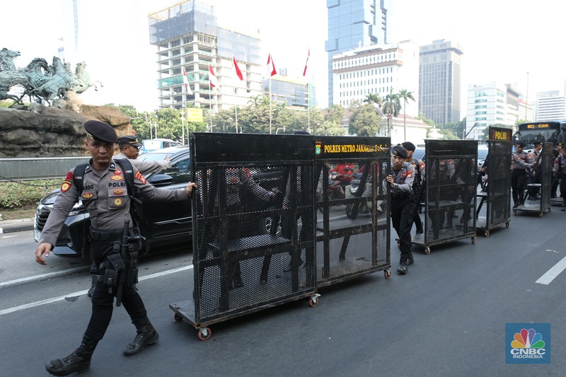 Sejumlah mahasiswa dari berbagai perguruan tinggi yang tergabung dalam Badan Eksekutif Mahasiswa Seluruh Indonesia (BEM SI) menggelar unjuk rasa di Patung Kuda Arjuna Wiwaha, Jakarta, Jumat (18/10/2024). (CNBC Indonesia/Tri Susilo)
