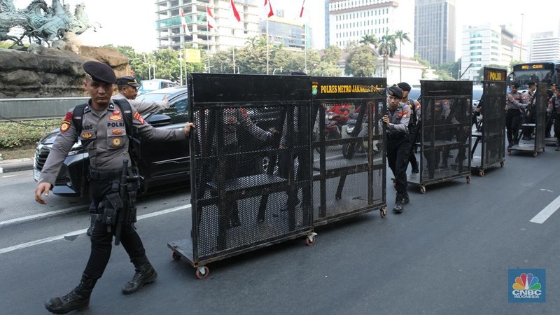 Sejumlah mahasiswa dari berbagai perguruan tinggi yang tergabung dalam Badan Eksekutif Mahasiswa Seluruh Indonesia (BEM SI) menggelar unjuk rasa di Patung Kuda Arjuna Wiwaha, Jakarta, Jumat (18/10/2024). (CNBC Indonesia/Tri Susilo)