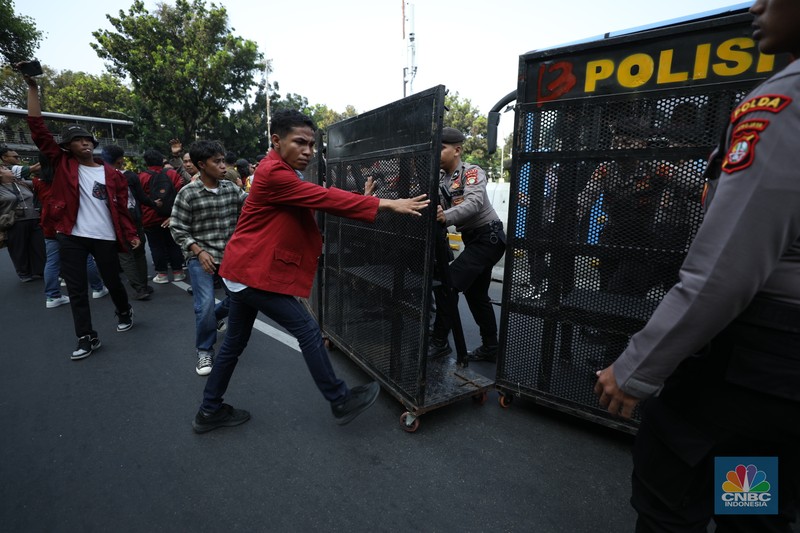 Sejumlah mahasiswa dari berbagai perguruan tinggi yang tergabung dalam Badan Eksekutif Mahasiswa Seluruh Indonesia (BEM SI) menggelar unjuk rasa di Patung Kuda Arjuna Wiwaha, Jakarta, Jumat (18/10/2024). (CNBC Indonesia/Tri Susilo)