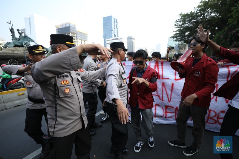 Sejumlah mahasiswa dari berbagai perguruan tinggi yang tergabung dalam Badan Eksekutif Mahasiswa Seluruh Indonesia (BEM SI) menggelar unjuk rasa di Patung Kuda Arjuna Wiwaha, Jakarta, Jumat (18/10/2024). (CNBC Indonesia/Tri Susilo)