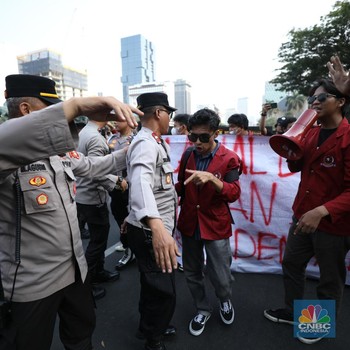 Penampakan Aksi Unjuk Rasa BEM SI, Sempat Saling Dorong dengan Polisi