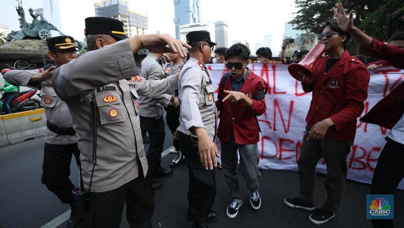 Sejumlah mahasiswa dari berbagai perguruan tinggi yang tergabung dalam Badan Eksekutif Mahasiswa Seluruh Indonesia (BEM SI) menggelar unjuk rasa di Patung Kuda Arjuna Wiwaha, Jakarta, Jumat (18/10/2024). (CNBC Indonesia/Tri Susilo)