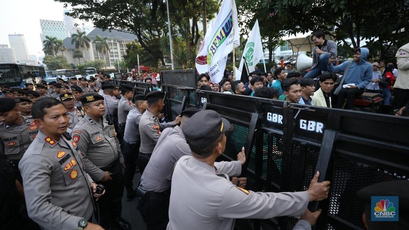 Sejumlah mahasiswa dari berbagai perguruan tinggi yang tergabung dalam Badan Eksekutif Mahasiswa Seluruh Indonesia (BEM SI) menggelar unjuk rasa di Patung Kuda Arjuna Wiwaha, Jakarta, Jumat (18/10/2024). (CNBC Indonesia/Tri Susilo)