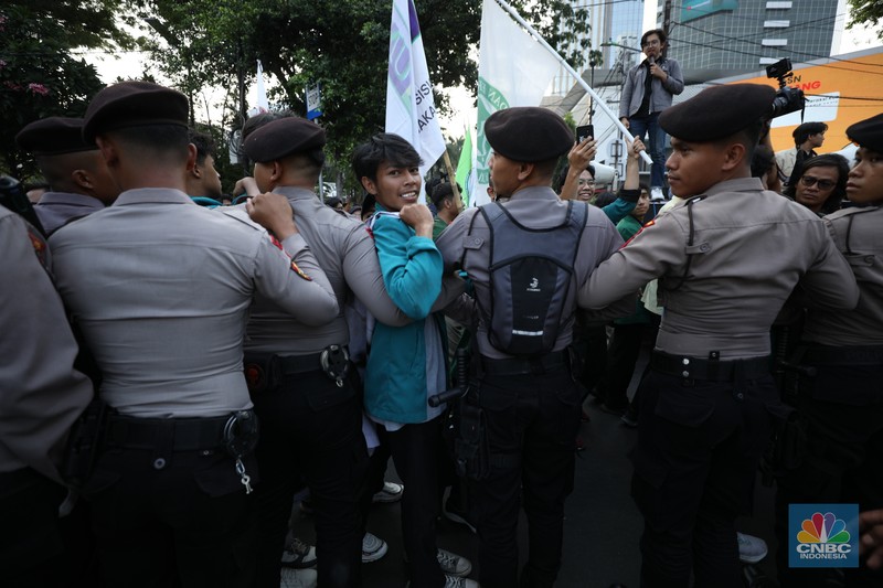 Sejumlah mahasiswa dari berbagai perguruan tinggi yang tergabung dalam Badan Eksekutif Mahasiswa Seluruh Indonesia (BEM SI) menggelar unjuk rasa di Patung Kuda Arjuna Wiwaha, Jakarta, Jumat (18/10/2024). (CNBC Indonesia/Tri Susilo)
