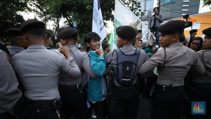 Sejumlah mahasiswa dari berbagai perguruan tinggi yang tergabung dalam Badan Eksekutif Mahasiswa Seluruh Indonesia (BEM SI) menggelar unjuk rasa di Patung Kuda Arjuna Wiwaha, Jakarta, Jumat (18/10/2024). (CNBC Indonesia/Tri Susilo)