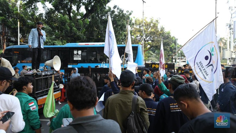 Sejumlah mahasiswa dari berbagai perguruan tinggi yang tergabung dalam Badan Eksekutif Mahasiswa Seluruh Indonesia (BEM SI) menggelar unjuk rasa di Patung Kuda Arjuna Wiwaha, Jakarta, Jumat (18/10/2024). (CNBC Indonesia/Tri Susilo)