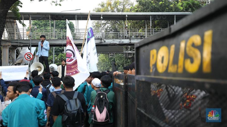 Sejumlah mahasiswa dari berbagai perguruan tinggi yang tergabung dalam Badan Eksekutif Mahasiswa Seluruh Indonesia (BEM SI) menggelar unjuk rasa di Patung Kuda Arjuna Wiwaha, Jakarta, Jumat (18/10/2024). (CNBC Indonesia/Tri Susilo)
