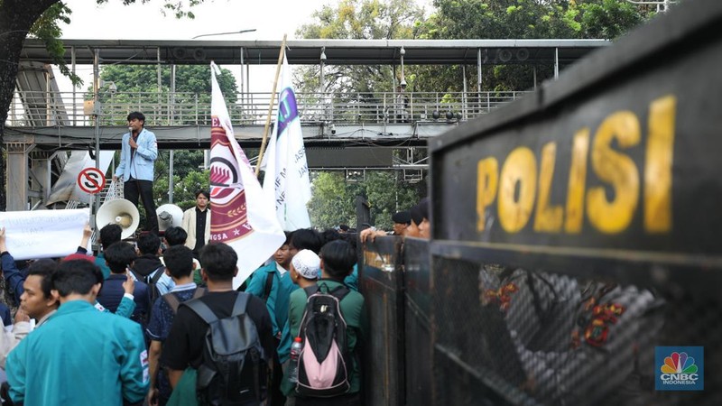 Sejumlah mahasiswa dari berbagai perguruan tinggi yang tergabung dalam Badan Eksekutif Mahasiswa Seluruh Indonesia (BEM SI) menggelar unjuk rasa di Patung Kuda Arjuna Wiwaha, Jakarta, Jumat (18/10/2024). (CNBC Indonesia/Tri Susilo)