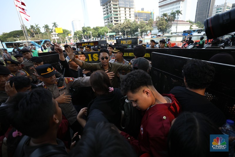 Sejumlah mahasiswa dari berbagai perguruan tinggi yang tergabung dalam Badan Eksekutif Mahasiswa Seluruh Indonesia (BEM SI) menggelar unjuk rasa di Patung Kuda Arjuna Wiwaha, Jakarta, Jumat (18/10/2024). (CNBC Indonesia/Tri Susilo)