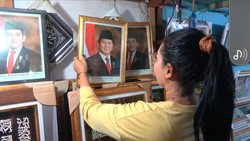 Jelang Pelantikan Presiden, Warga Lamongan Berburu Foto Prabowo-Gibran