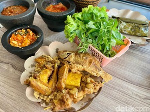Ngeunah! Ayam Kampung Kremes dan Pepes Ikan Mas di Warung Urang Sunda